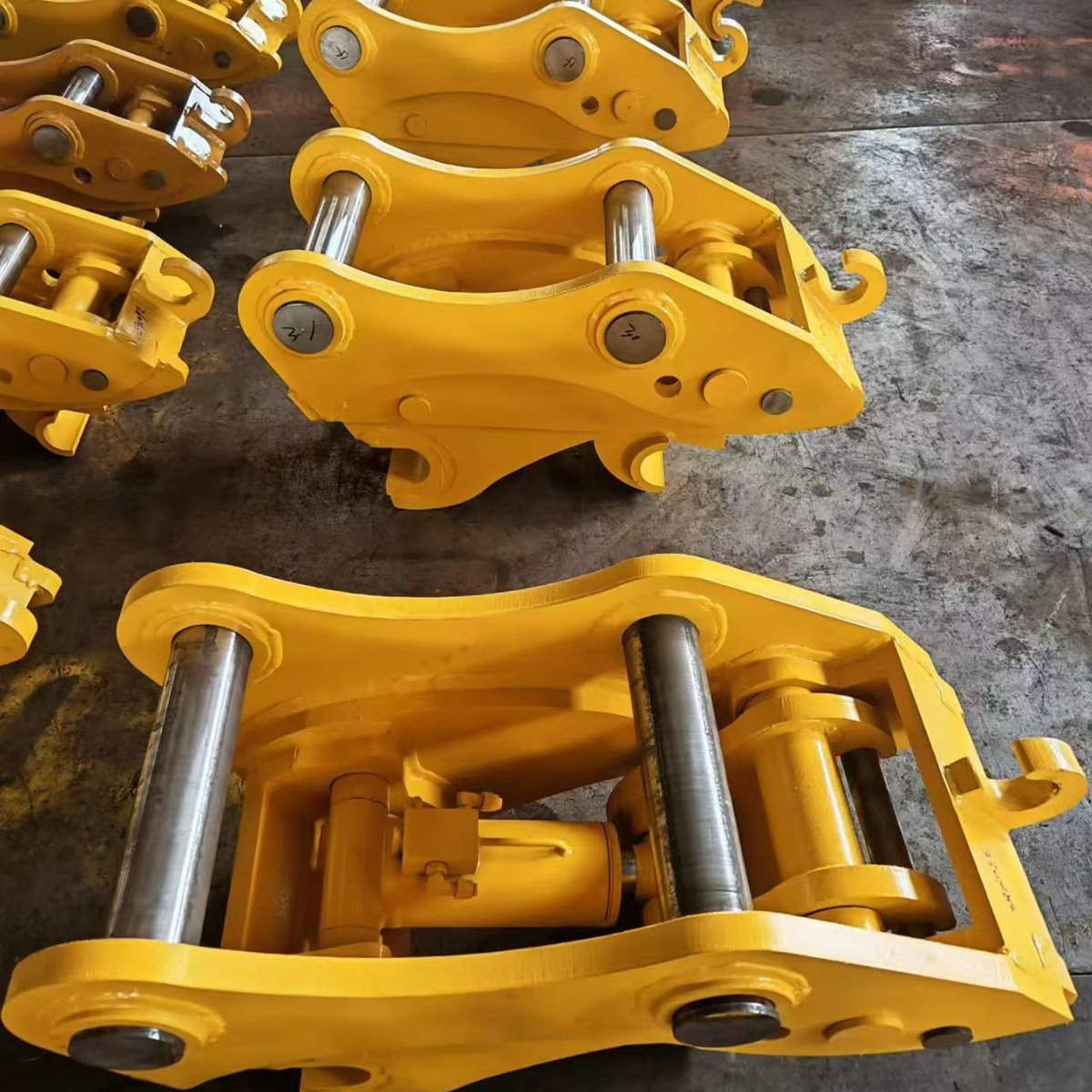 Hydraulic quick couplers for excavator attachments before fitting
