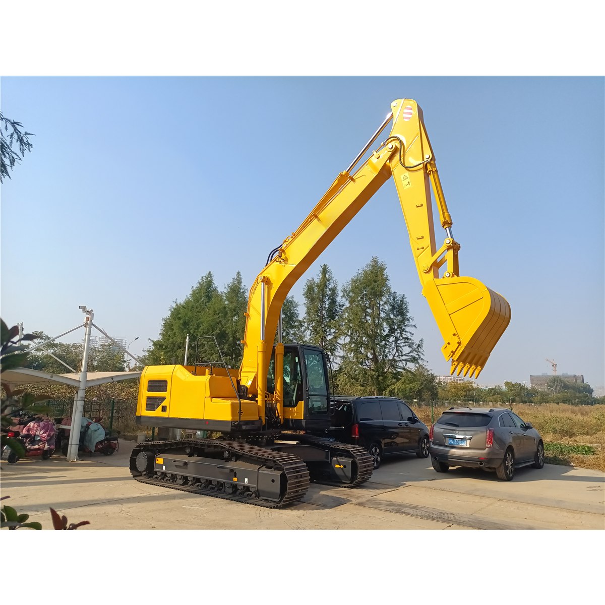 HL260 excavator photographed from the front, showing the boom, arm and toothed bucket