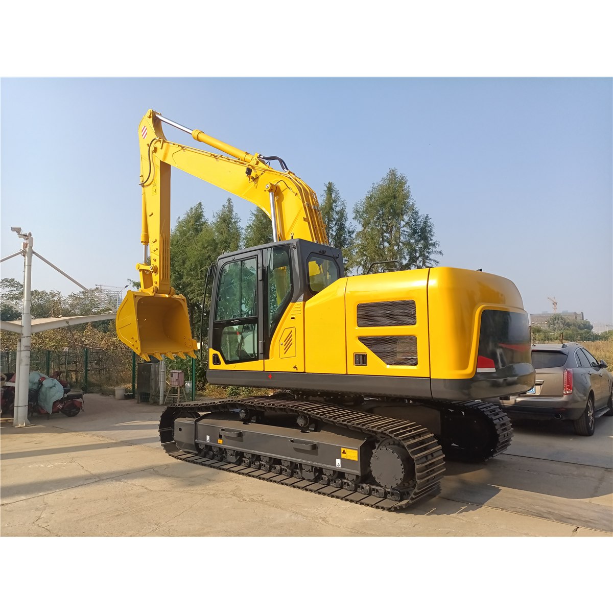HL260 excavator photographed from the rear, showing its counterweight and steel tracks