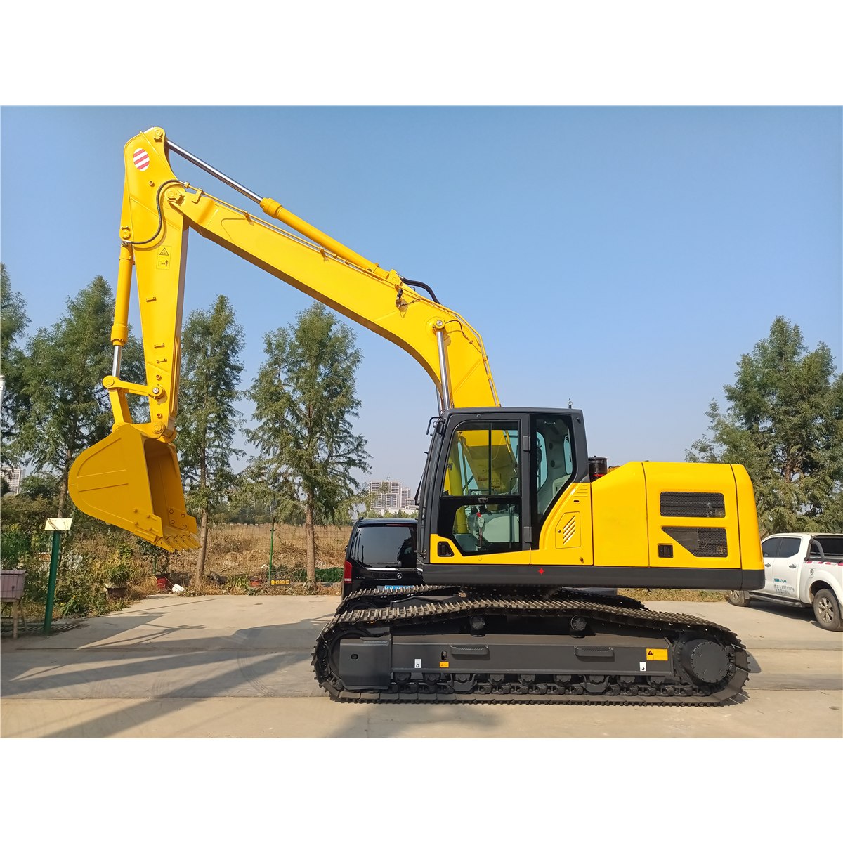 HL260 medium excavator with enclosed cab and steel tracks, photographed from the side